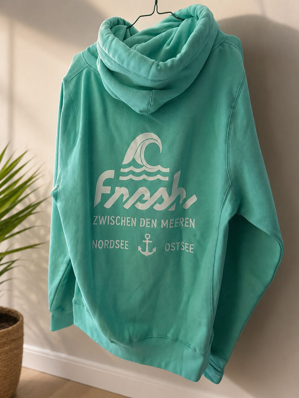 Camper Cross-Neck Hoodie Lagune mit Rückenlogo Detailansicht